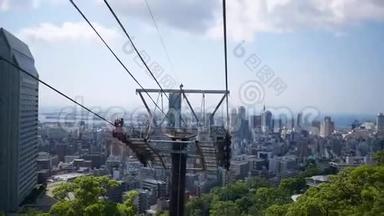 从索道俯瞰神户的城市景色